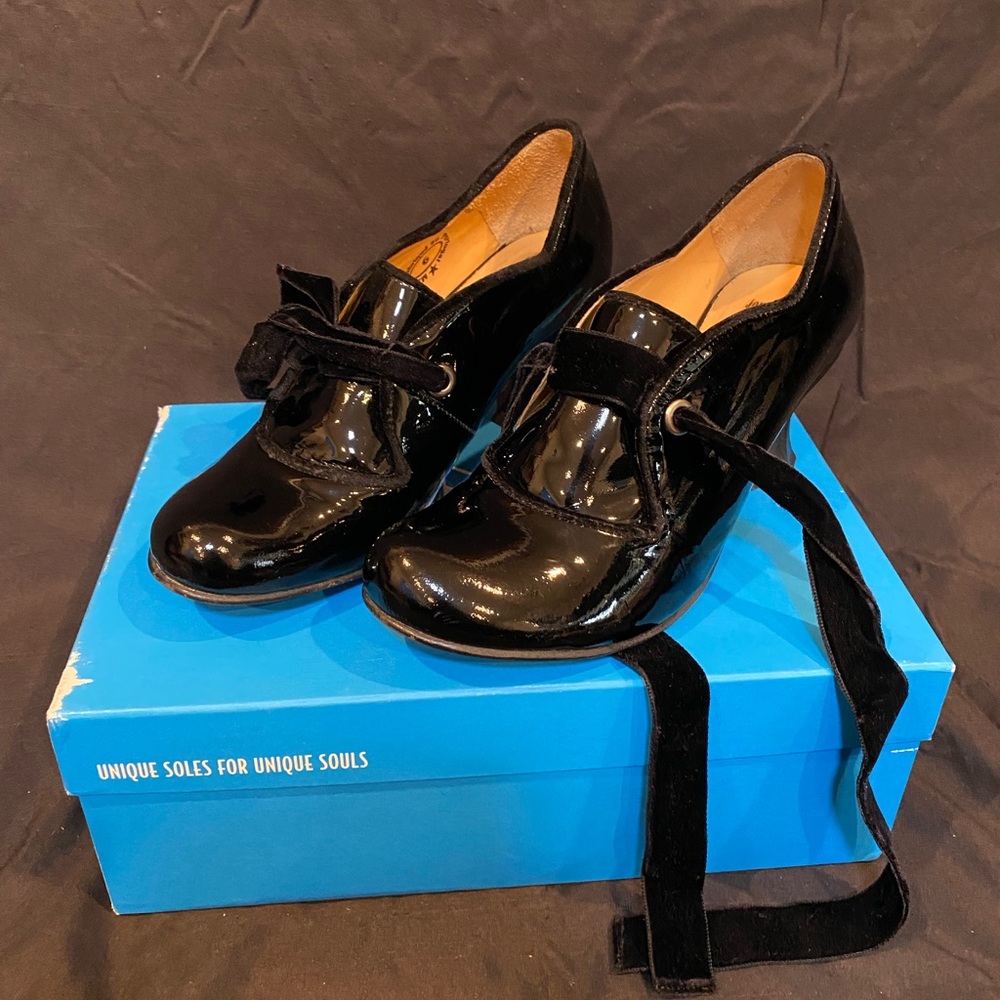 JOHN FLUEVOG Baroque Elisabetta Scalloped Edged Heel